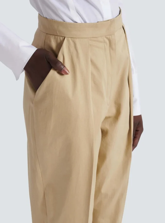 Darted 7/8 trousers in cotton gabardine