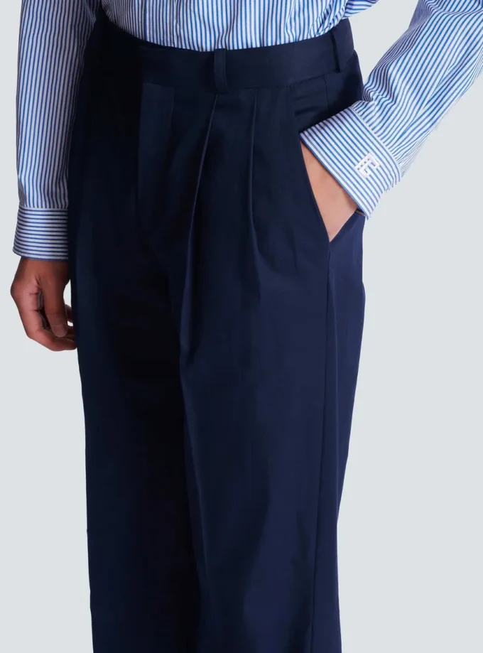 Darted trousers in cotton twill Darted trousers in cotton twill