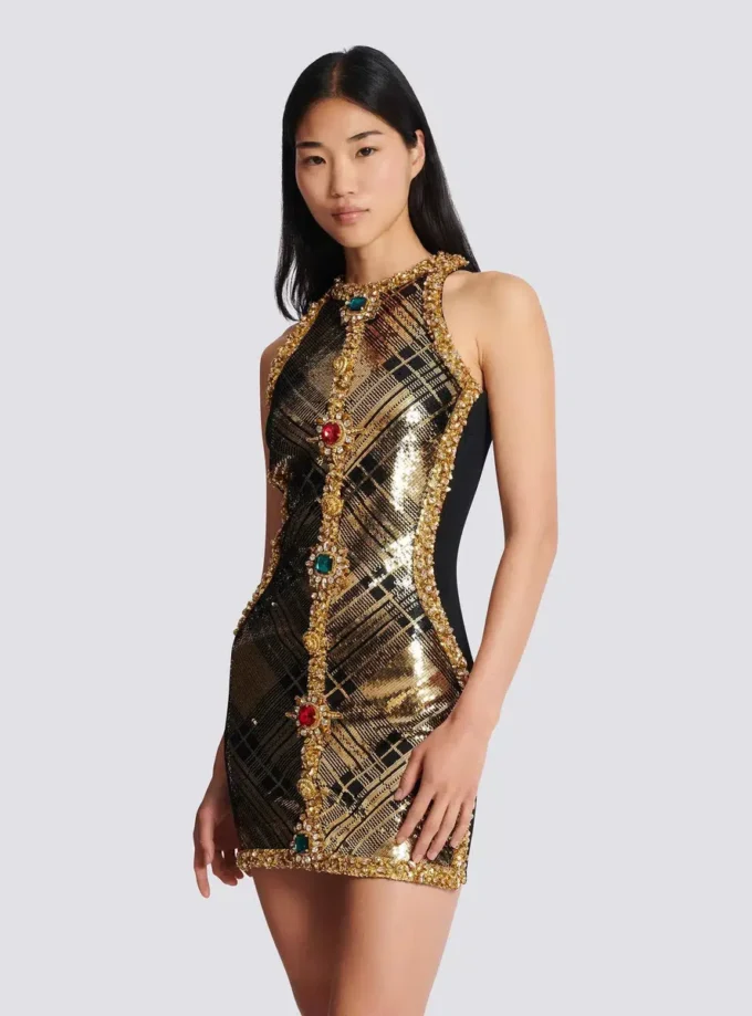 Short sleeveless dress with plaid embroidery