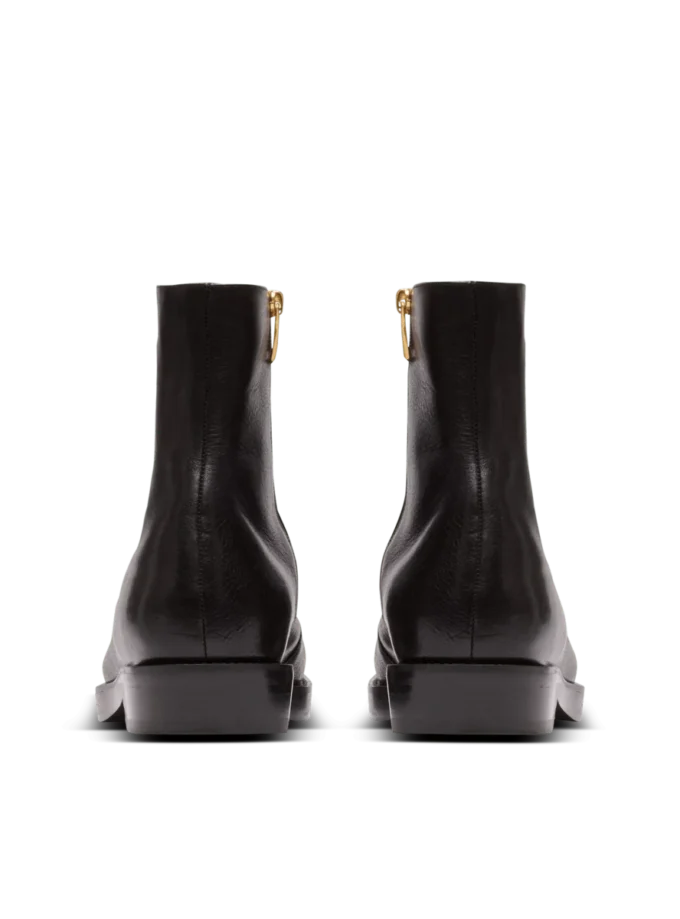 Square-toe boots in textured leather