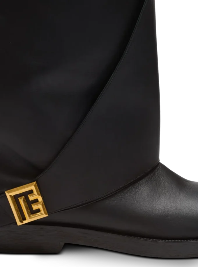Twist flat leather boots